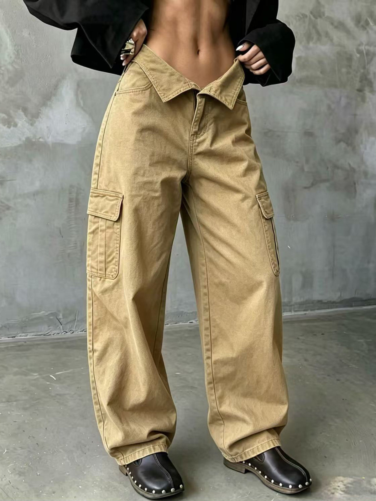 Pantaloni con risvolto cargo
