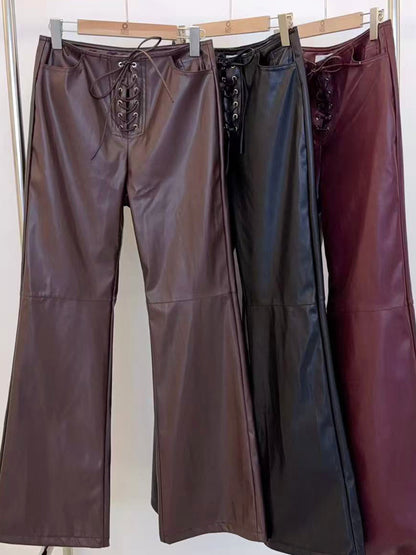 Pantaloni in ecopelle a zampa