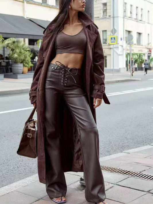 Pantaloni in ecopelle a zampa