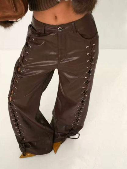 Pantaloni in ecopelle con lacci