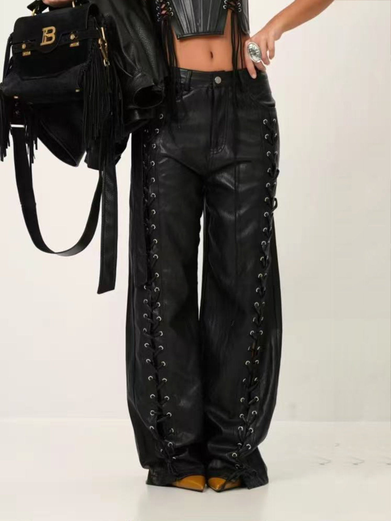 Pantaloni in ecopelle con lacci