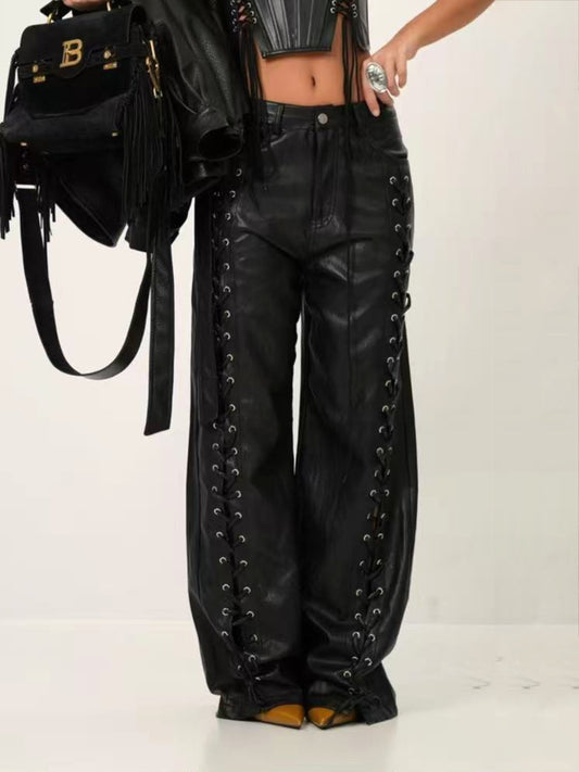 Pantaloni in ecopelle con lacci