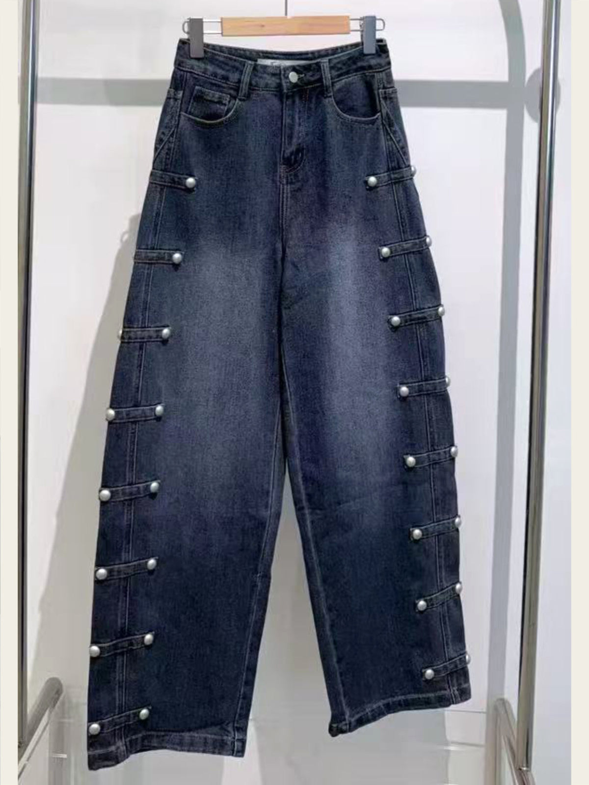 Jeans con borchie laterali