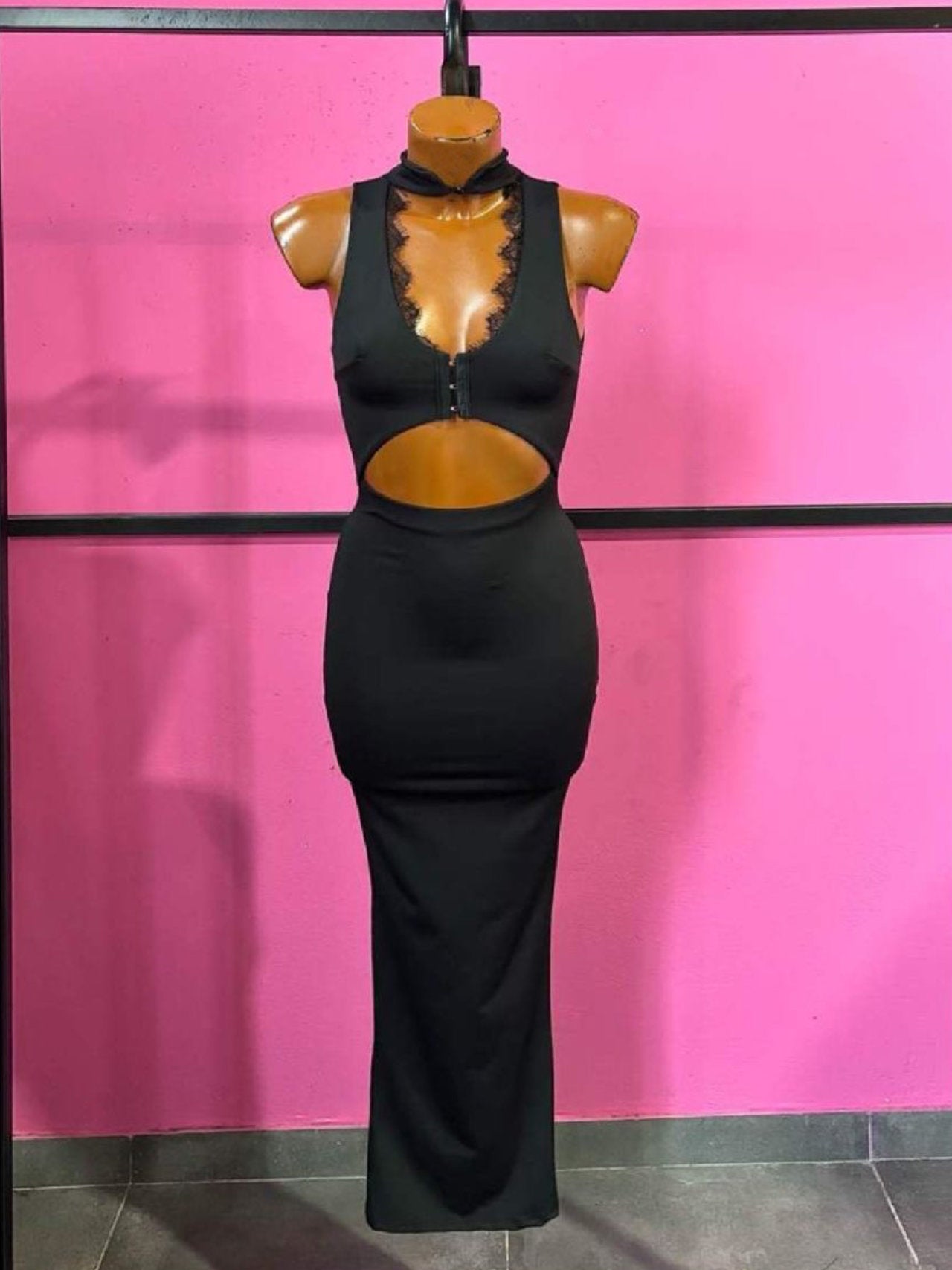 Vestito con gancetti sul petto